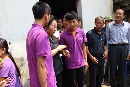 អនុប្រធានរដ្ឋទៅជូនអំណោយគ្រួសារគោលនយោបាយ